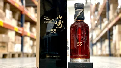 Garrafa de Yamazaki 55, o whisky japonês mais antigo e caro, apresentada numa embalagem luxuosa de madeira Mizunara.
